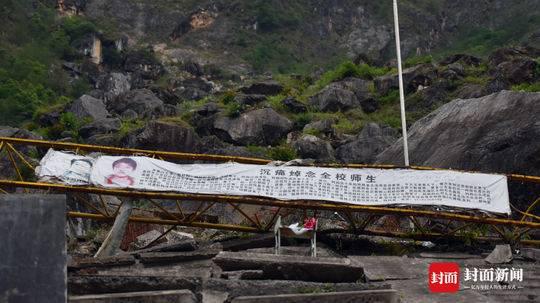 新橫幅蓋住舊橫幅，成興鳳已經掛了10年。楊濤&nbsp;攝