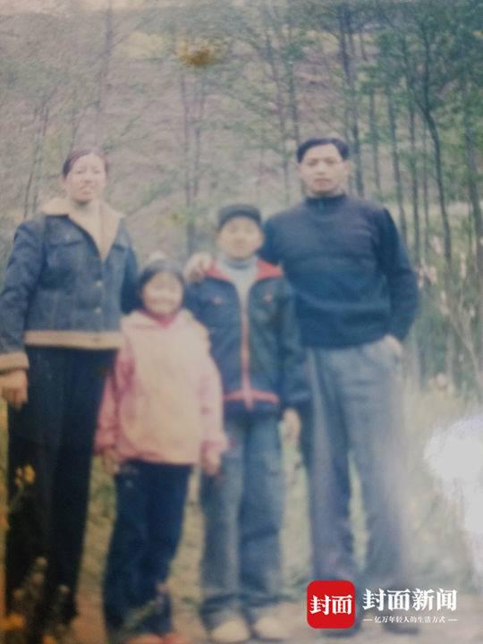 當年一家四口的合影。（成興鳳供圖）