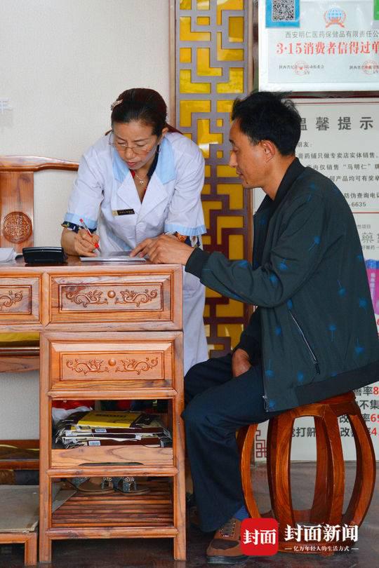 成興鳳開起膏藥鋪，日子也慢慢好起來。丁偉 攝