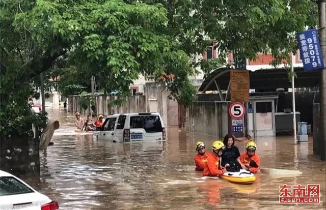 廈門出現罕見強降水 思明區各部門全力救援受災群眾
