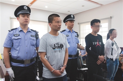 昨日上午，朝陽法院開庭審理快律在線北京信息技術有限公司法定代表人陳某（左二）及員工涉嫌侵犯公民個人信息案。實習生 陳婉婷 攝