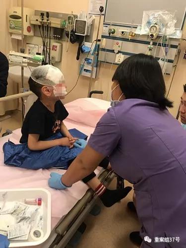 ▲被咬傷的5歲男孩童童正在治療。 &nbsp;&nbsp; 資料圖片