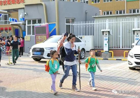 ▲5月8日，朝陽區勁松第一幼兒園華紡易城幼兒園，接送的家長都手持棍棒來防止黃狗襲擊。&nbsp;&nbsp;&nbsp;&nbsp;新京報記者 王飛 攝