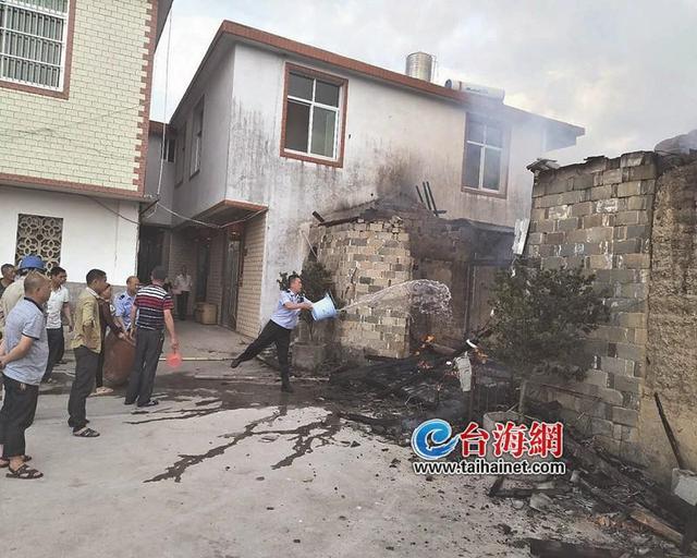 熊孩子玩打火機點燃老屋