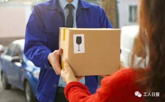 快遞實名制是指寄件人需要出示身份證、登記個人信息，已于2015年底正式推行。