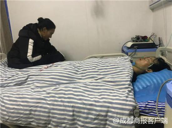寧某旺在理塘醫(yī)院的病床上，阿哲等好心人正在照顧他。