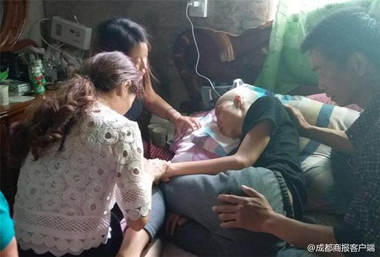 謝云濤中毒第三天，親友看望。 受訪者供圖