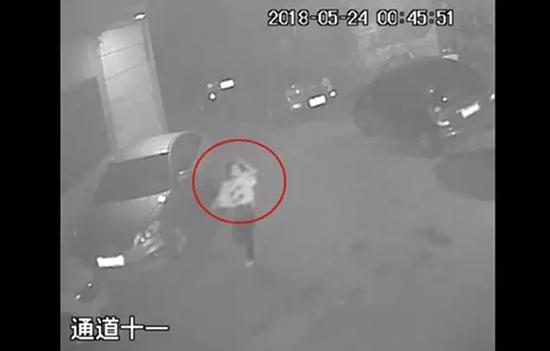 最后在綠化帶中找到她