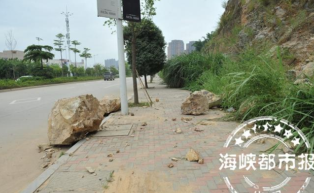 閩侯巨石滾落人行道上 行人嚇得不敢側行走