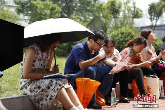 陪考家長(zhǎng)等待參加首場(chǎng)考試的孩子。中新社記者 沙見龍 攝