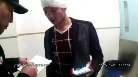 受傷的盤某頭上裹著厚厚的紗布 攝影/通訊員王丹