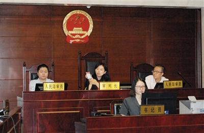 昨日上午，朝陽(yáng)法院法官當(dāng)庭展示使用親密付的過(guò)程。法院供圖