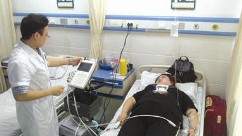 醫(yī)生在為小莉做檢查