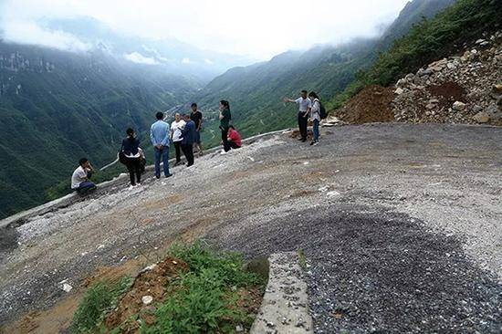 車子就在拐彎處沖下去