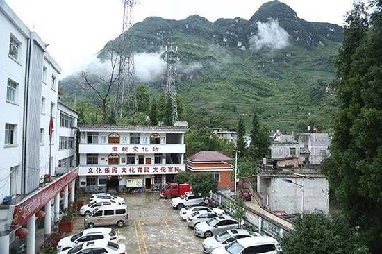 從王文貴的辦公室望去，玉碗鎮(zhèn)的山村地勢高大陡峭，對扶貧工作增加了難度。