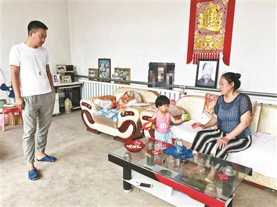 遇害瓜農崔靖祥的遺像被擺放在家中