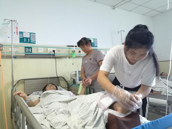 田京榮（右一）幫媽媽按摩。 &nbsp;本文圖片均來自淮坊晚報