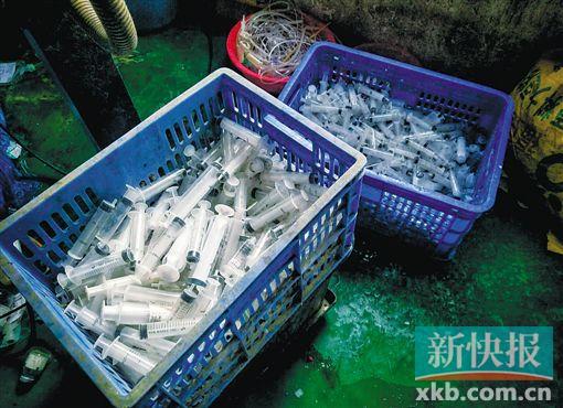 “果燃好”公司內，工人們分揀出的注射器。