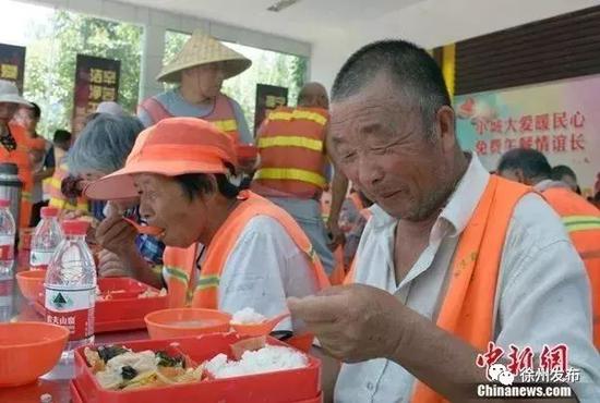 65歲的環衛工朱沛端說，對吃了一年的免費午餐很滿意。