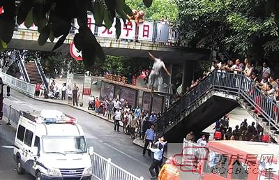 救援現(xiàn)場(chǎng)。上游新聞?dòng)浾?甘俠義 攝