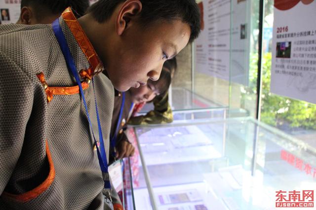 現場參觀了解中國資本市場的發展歷程 東南網記者 林峰峰 攝.jpg