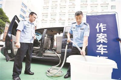 民警現場演示犯罪團伙盜竊大貨車柴油全過程。