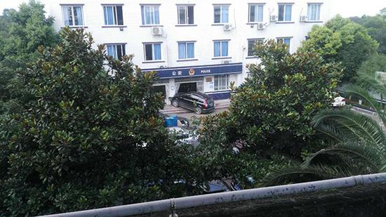 張軍駕車沖撞派出所。 目擊者供圖