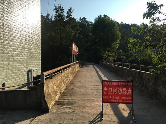 當(dāng)?shù)夭糠值缆繁淮逦瘯?huì)設(shè)卡攔截。 本文圖片除署名外，均由澎湃新聞?dòng)浾?王鑫 攝