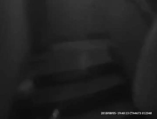 （樓道內(nèi)煙霧彌漫，能見度極差）