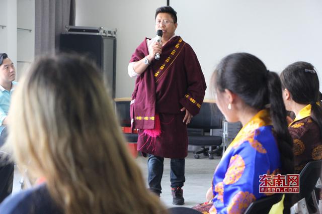 來自昌都的青年丁增尼瑪為大家獻唱藏族歌曲 東南網記者林峰峰 攝.jpg