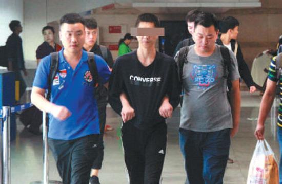 ▲去年9月，大連瓦房店警方將犯罪嫌疑人姜思押解歸案。資料圖片/警方供圖