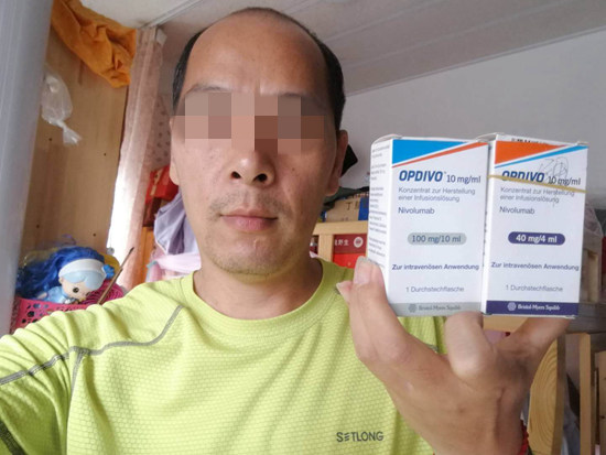 病友馬林（化名）展示他購買的保命藥PD-1。鄭千里/攝