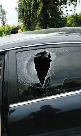 工作人員擲石砸壞轎車傷到轎車內女童
