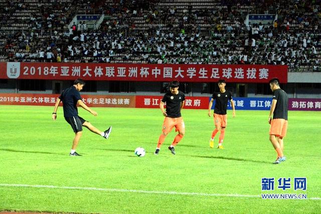 福建晉江：12支國內(nèi)高校足球隊(duì)角逐綠茵場(chǎng)【組圖】