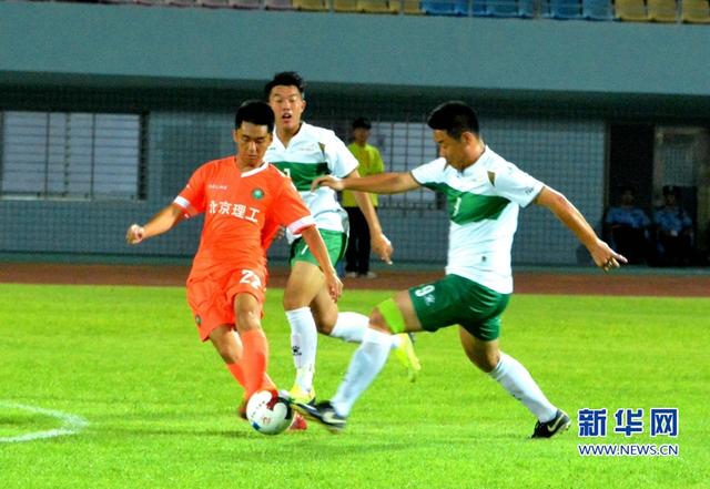 福建晉江：12支國內(nèi)高校足球隊(duì)角逐綠茵場(chǎng)【組圖】