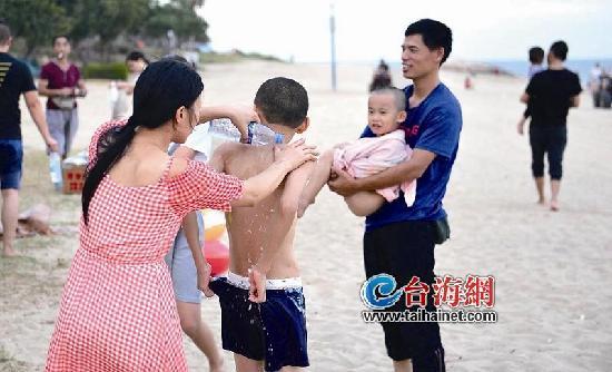 沖澡難!來廈游客呼吁環(huán)島路海邊增設公共淋浴設施