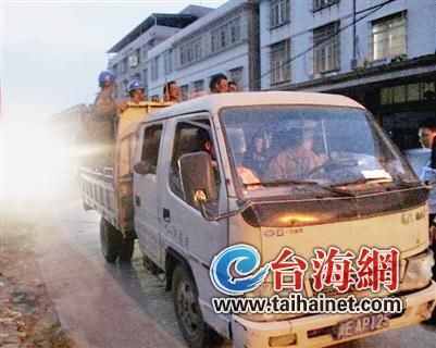 后車(chē)廂裝了12人 貨車(chē)搖身變“客車(chē)”