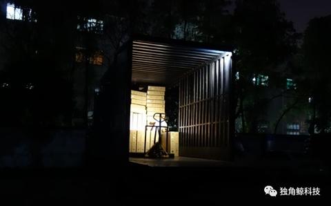  ▲工人正在將成品裝車，周圍沒有路燈