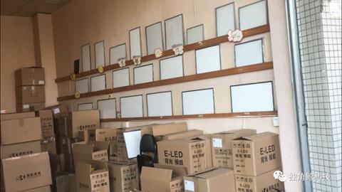 ▲大石村內(nèi)，電視機(jī)各部位元器件應(yīng)有盡有，圖為液晶屏背光板