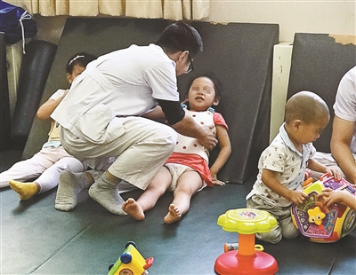 女童出意外致截癱一天籌款60萬 母親退捐感動網(wǎng)友