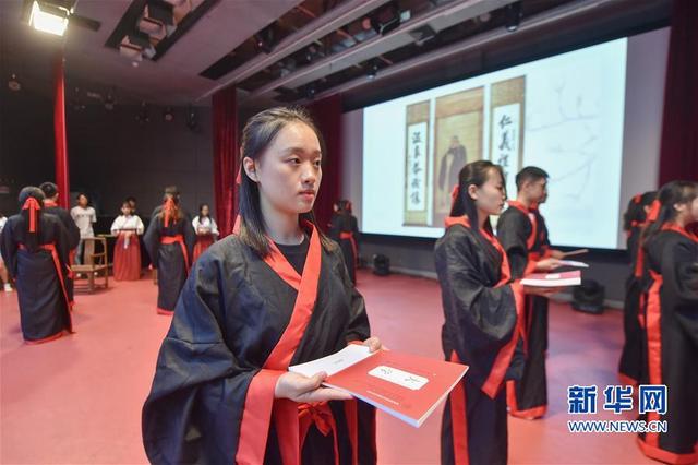 福州：大學開學　拜師行禮