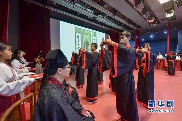 福州：大學開學　拜師行禮