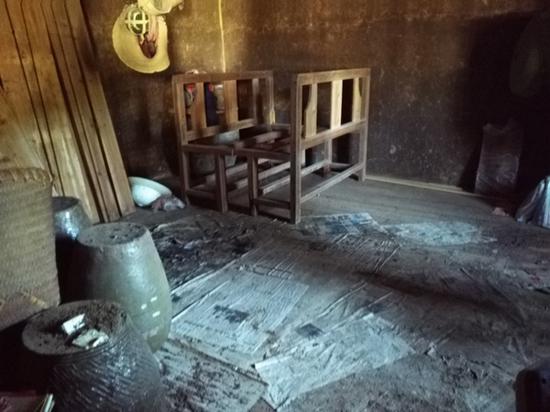 李春蘭說，奶奶去世后，每次回家到處都是灰塵，大部分房間破得不能住人，她和弟弟就睡在二樓這個儲藏室里，當(dāng)年用于存放小吃、零食，他們?nèi)愕苄r候最喜歡在這里玩。