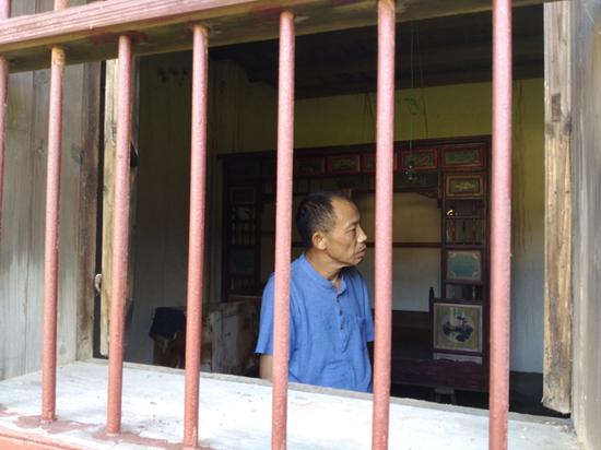 李錦蓮，1998年，他就是隔著這個(gè)窗戶與妻子見面對(duì)話。