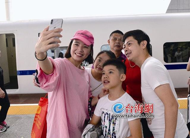 廈門進港列車始發 市民游客紛紛“打卡”嘗鮮