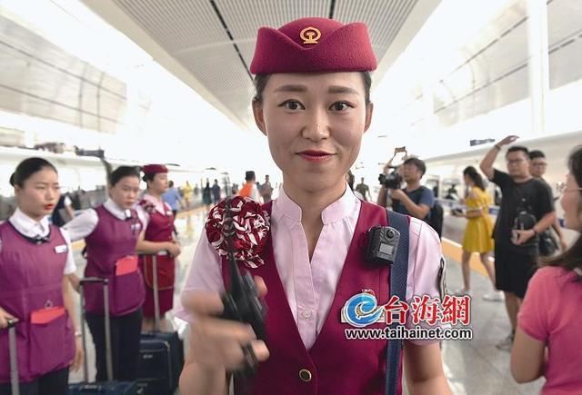 廈門進港列車始發 市民游客紛紛“打卡”嘗鮮