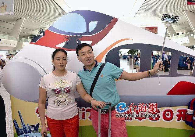 廈門進港列車始發 市民游客紛紛“打卡”嘗鮮