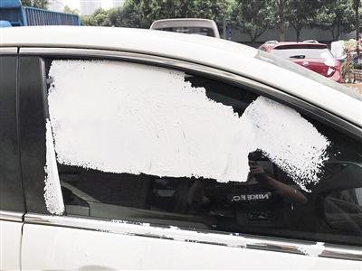  被孩子們用膩子粉涂刷的車輛。 警方供圖