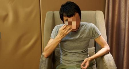 李強流下悔恨的淚水。