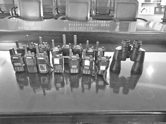 盯梢人員使用的對講機、望遠鏡。　濟南交警供圖